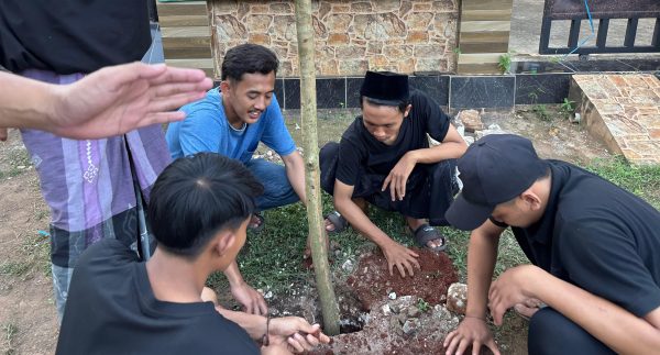 Mahasiswa KKN UPI Sumenep Luncurkan “Gerakan Hijau” di Desa Romben Rana