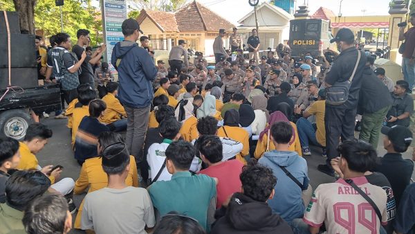 BEM Universitas Wiraraja Gelar Aksi di Depan Mapolres Sumenep, Desak Pecat Oknum Polisi Pelaku Represifitas