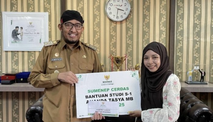 Bupati Achmad Fauzi Salurkan Beasiswa kepada Mahasiswa Asal Sumenep