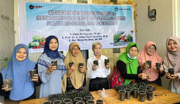 Dosen dan Mahasiswa UMM Bersama Ibu-Ibu Rumah Tangga Lakukan Praktek Ekonomi Sirkuler
