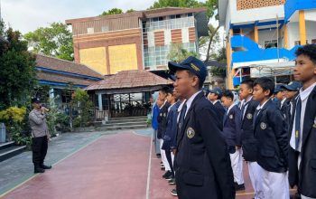 Bhabinkamtibmas Oro-Oro Dowo Perkuat Wawasan Kebangsaan di SMP-SMA Muhammadiyah 1 Malang