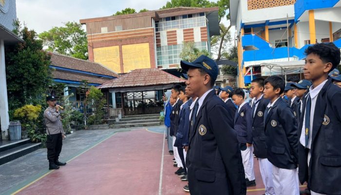 Bhabinkamtibmas Oro-Oro Dowo Perkuat Wawasan Kebangsaan di SMP-SMA Muhammadiyah 1 Malang