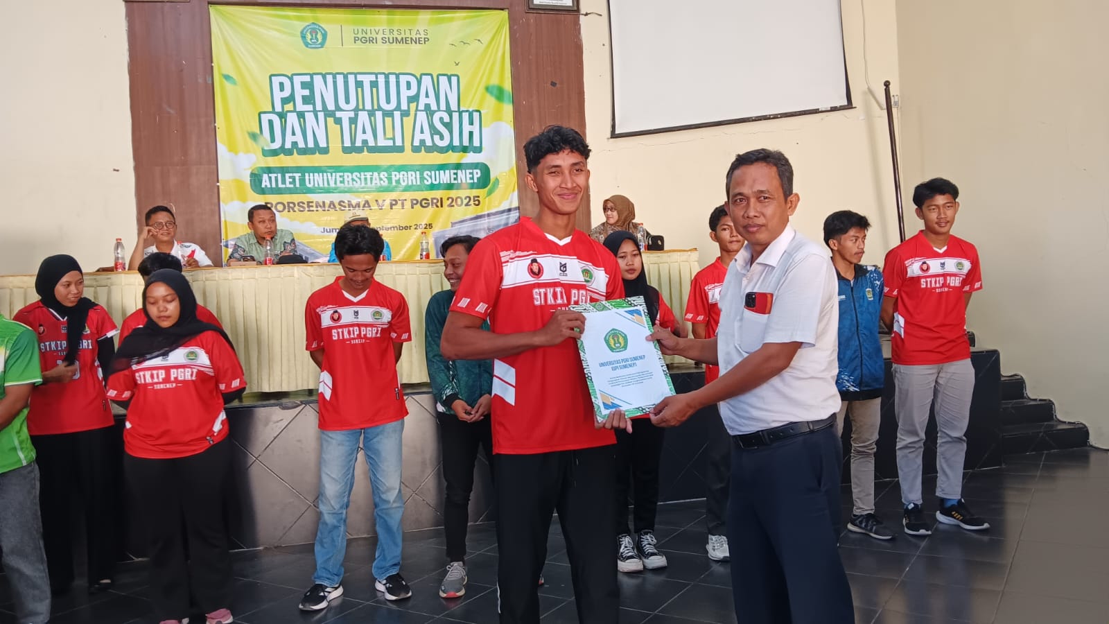 UPI Sumenep Berikan Penghargaan Kepada Atlet Porsenasma V