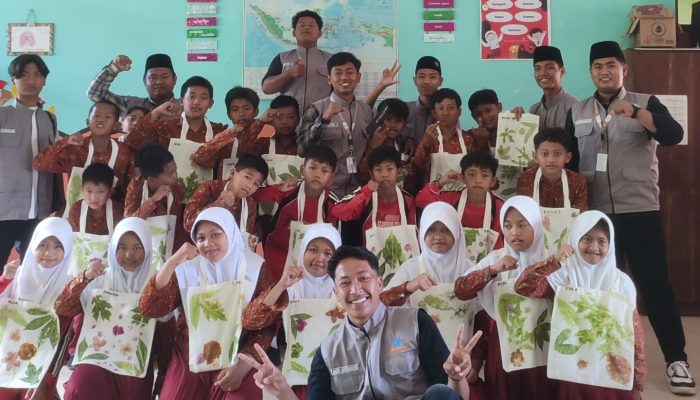Mahasiswa KKN Universitas Annuqayah Kenalkan Seni Eco-Print di SDN Klompang Timur 1