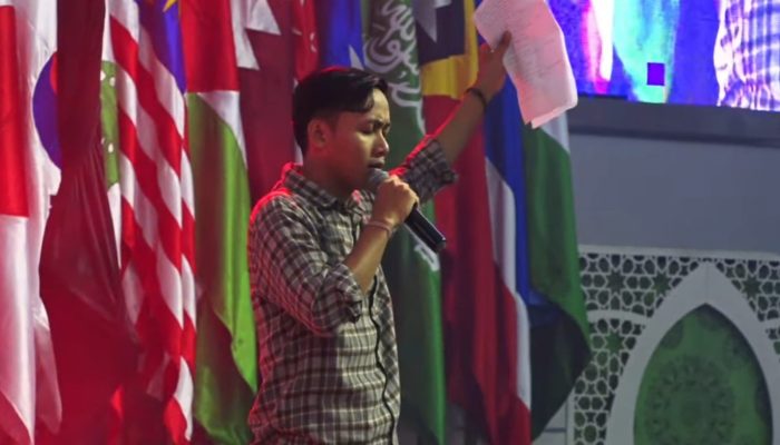 Ketua PMII Unisma Baca Puisi di Malam Puncak Oshika Maba