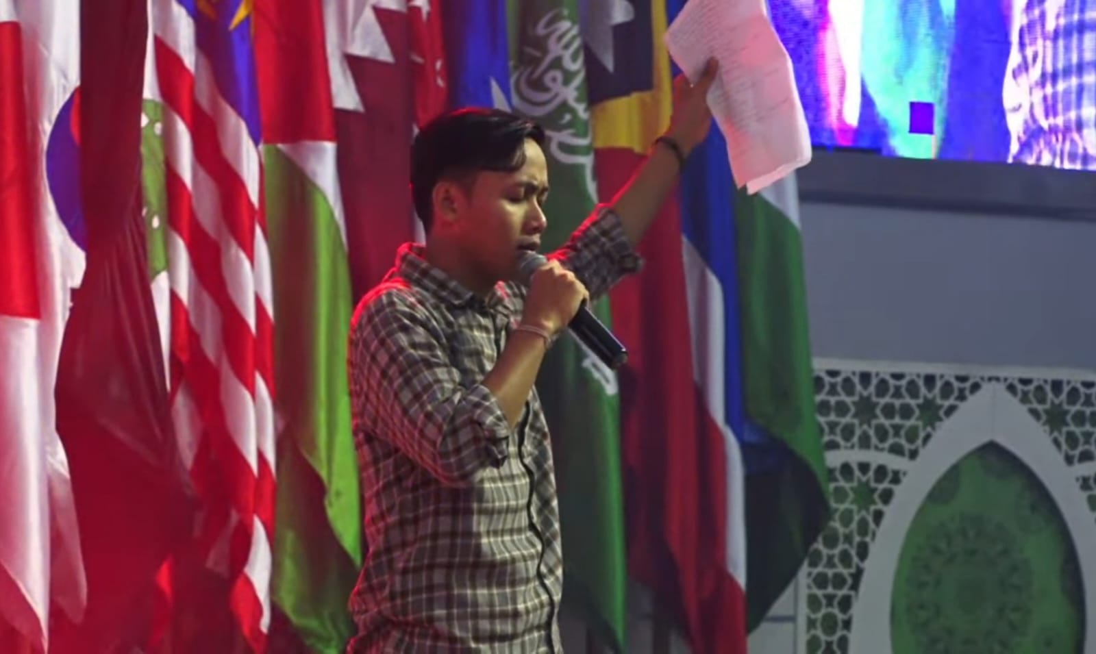 Ketua PMII Unisma Baca Puisi di Malam Puncak Oshika Maba