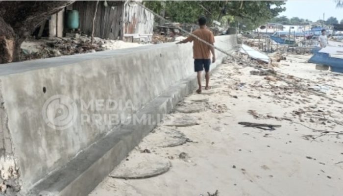 Pemdes Pagerungan Kecil Bangun Tangkis Laut untuk Lindungi Permukiman Pesisir