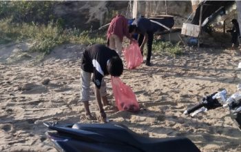 UKM Mayapada UPI Sumenep Gelar Beach Cleanup and Camp Night di Pantai Dasuk Barat