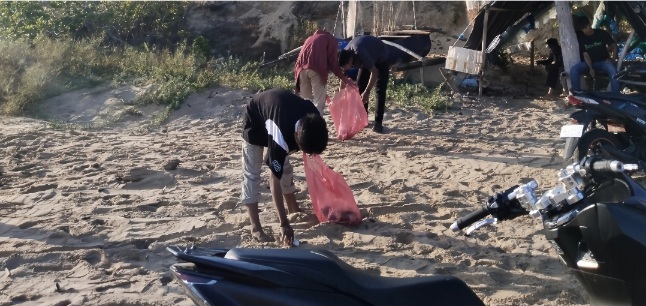 UKM Mayapada UPI Sumenep Gelar Beach Cleanup and Camp Night di Pantai Dasuk Barat