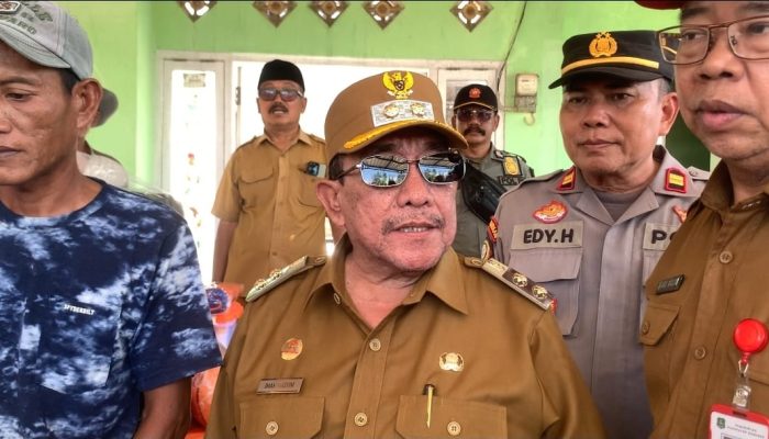 Wabup Sumenep Salurkan Bantuan Kepada Warga yang Rumahnya Terbakar di Desa Juluk