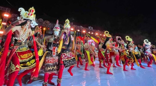 Seribu Penari Topeng Dalang Warnai Puncak Hari Jadi ke-756 Kabupaten Sumenep