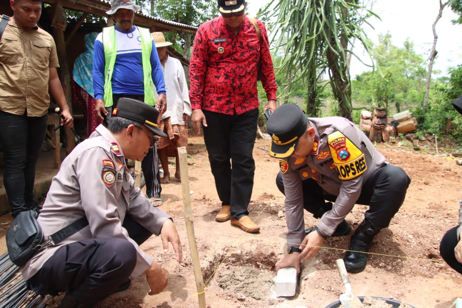 Polres Sumenep Wujudkan Kepedulian Melalui Program Bedah Rumah di Desa Juluk