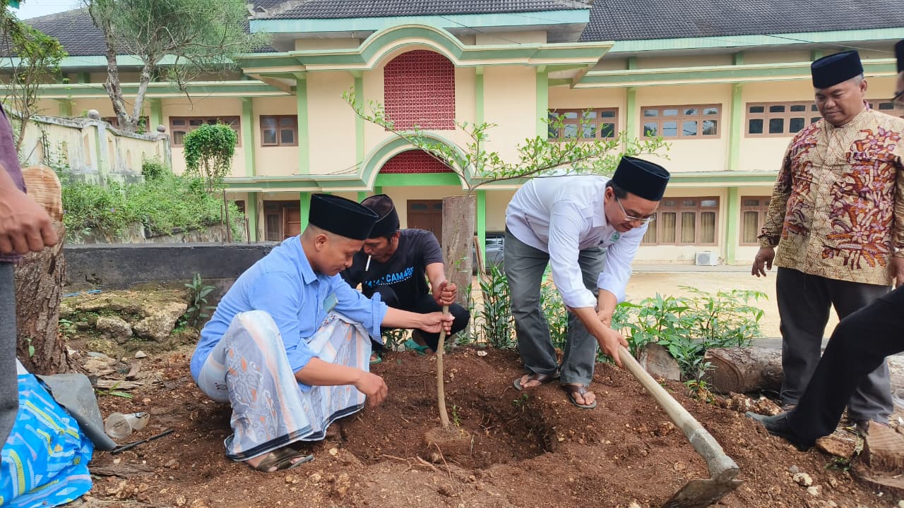 Suasana Penanaman Pohon di Kampus UA