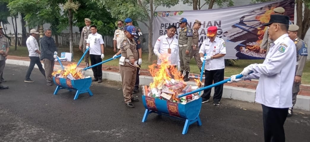 Bea Cukai dan Pemkab Sumenep Musnahkan Ribuan Batang Rokok Ilegal