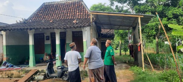 PAC GP Ansor Lenteng Lanjutkan Program “Satu Desa Satu Rumah”, Salurkan Bantuan Sembako untuk Warga