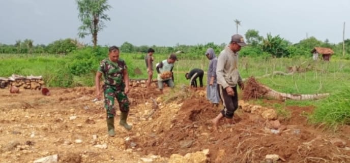 Pembangunan Kopdes Merah Putih di Slopeng Dipantau Ketat Babinsa, Diharapkan Dongkrak Ekonomi Warga