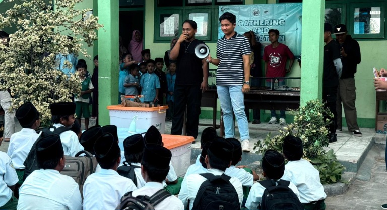 MI An Nawari Hadirkan Edukasi Reptil, Siswa Antusias Belajar dan Berinteraksi Langsung