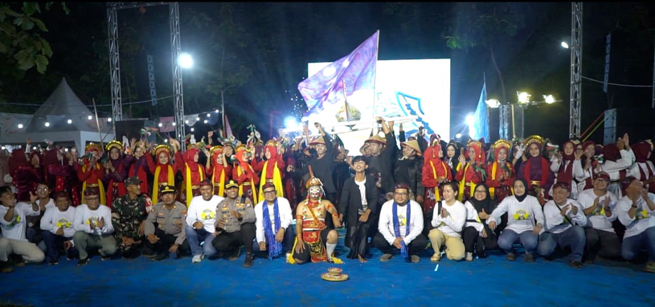Festival Pesisir 4 SKK Migas-HCML Memukau Warga Giligenting, Ratusan Penampil Lokal Tampil Totalitas