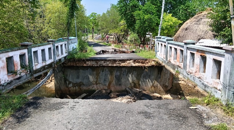 Jembatan Penghubung Desa Bringsang - Aenganyar Ambruk, Warga Desak Perbaikan Segera