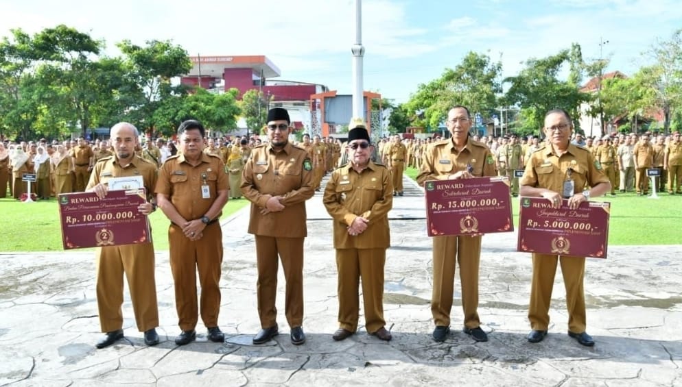 Pemkab Sumenep Beri Penghargaan SAKIP Terbaik kepada Tiga OPD