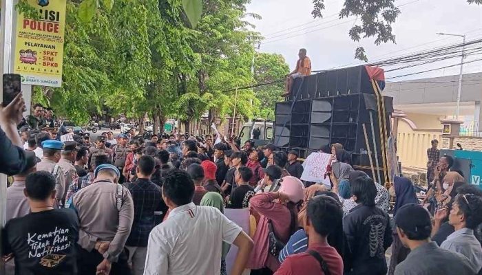 Ratusan Massa Geruduk Polres Sumenep, Desak Hentikan Kriminalisasi Keluarga Korban