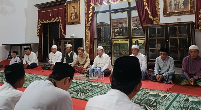 Wabup Sumenep Pimpin Pembacaan Yasin, Tahlil, dan Sholawat Nariyah 4.444 Kali di Pendopo Keraton