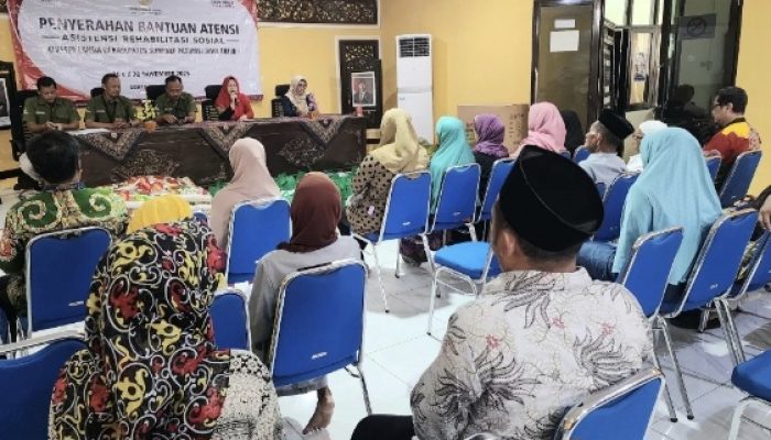 Dinsos P3A Sumenep Salurkan Bantuan Atensi Kemensos untuk 16 Lansia Lanjut