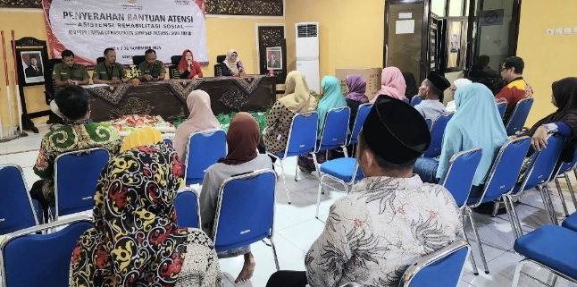 Dinsos P3A Sumenep Salurkan Bantuan Atensi Kemensos untuk 16 Lansia Lanjut