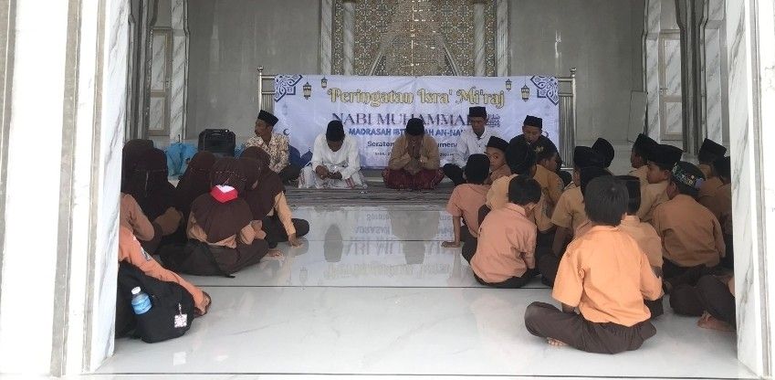 MI An Nawari Peringati Isra’ Mi’raj di Masjid An Nawari, Pengasuh Pesantren Ajak Santri Tingkatkan Shalat