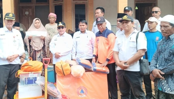 Pemkab Sumenep Salurkan Bantuan Stimulan untuk Warga Rumah Ambruk di Rubaru