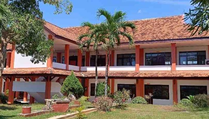 Sekolah Rakyat Kabupaten Sumenep berlokasi di jalan raya Lenteng, Kecamatan Batuan