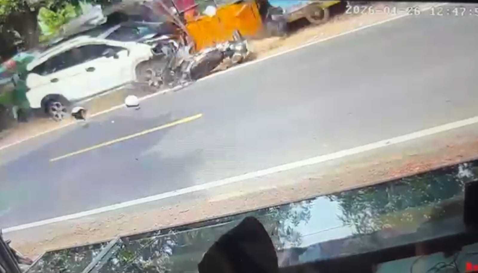 Diduga Mengantuk, Mobil Tabrak Motor dan Pedagang di Jalur Sumenep–Kalianget