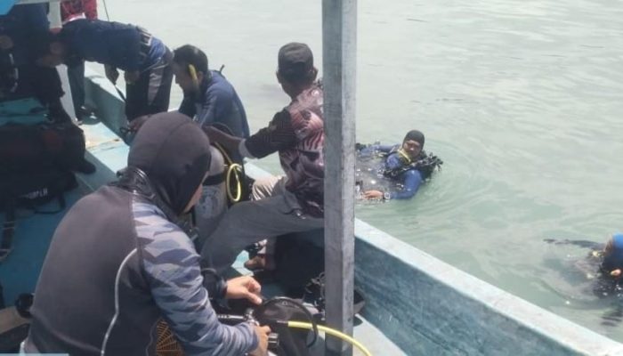 Tim Gabungan KLHK Turunkan Enam Penyelam Teliti Dampak Tumpahan CPO di Perairan Gili Iyang Sumenep