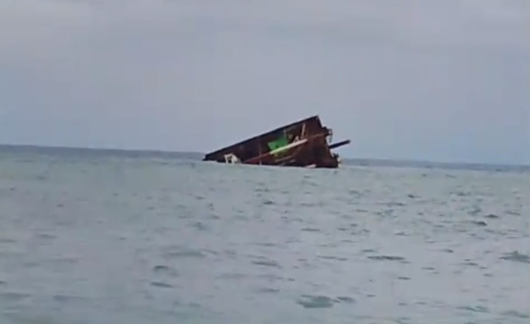 Tongkang "Trand Asia PB.5" Terbalik di Selat Pulau Mamburit, Tidak Ada Korban Jiwa