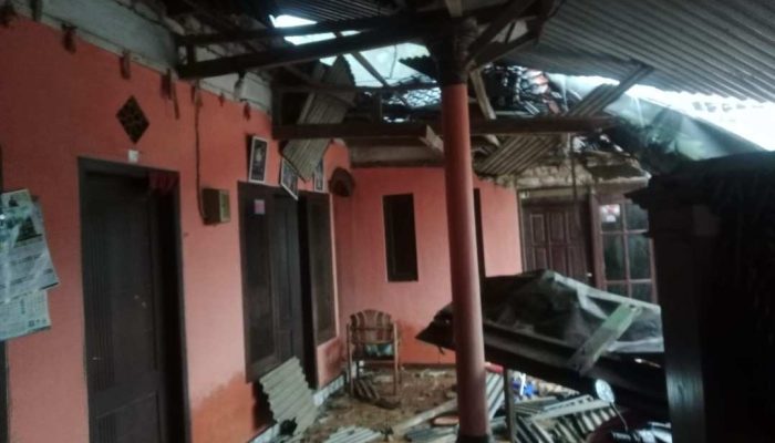 Hujan Deras Disertai Angin Kencang Terjang Desa Karduluk, 175 Rumah dan Dua Musala Rusak