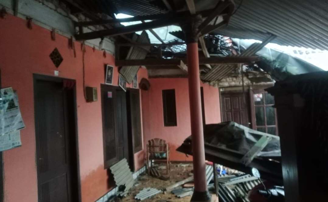 Hujan Deras Disertai Angin Kencang Terjang Desa Karduluk, 175 Rumah dan Dua Musala Rusak