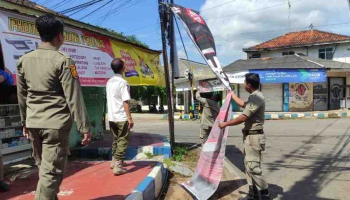 SATPOL PP Sumenep Tertibkan Reklame Tak Berizin