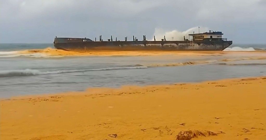 Tumpahan CPO di Gili Iyang Ganggu Aktivitas Nelayan, Kapal Tongkang Belum Dievakuasi