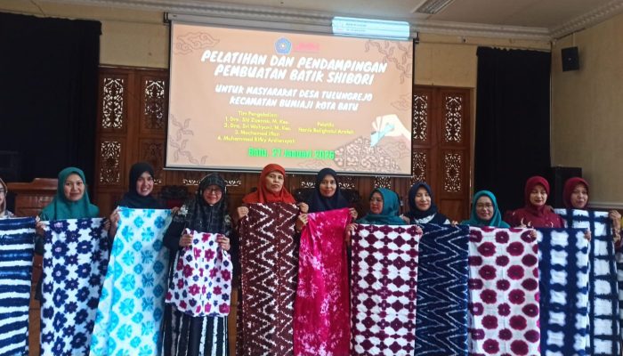 Prodi Pendidikan Biologi UMM Berdayakan Warga Tulungrejo Lewat Pelatihan Batik Shibori