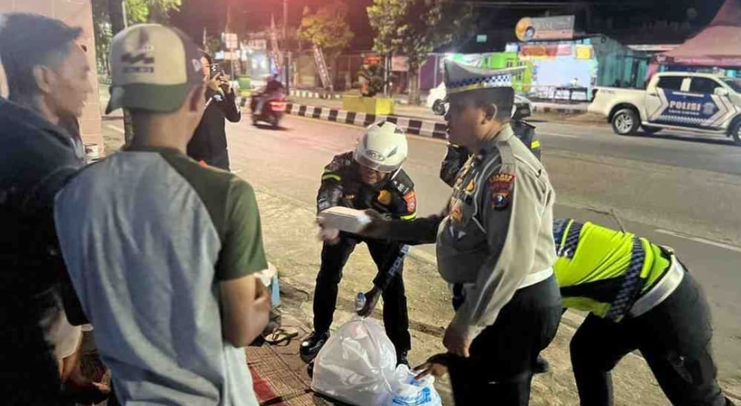 Satlantas Polres Sumenep Gelar Polantas Menyapa Sahur Off The Road, Bagikan Santap Sahur dan Edukasi Tertib Lalu Lintas