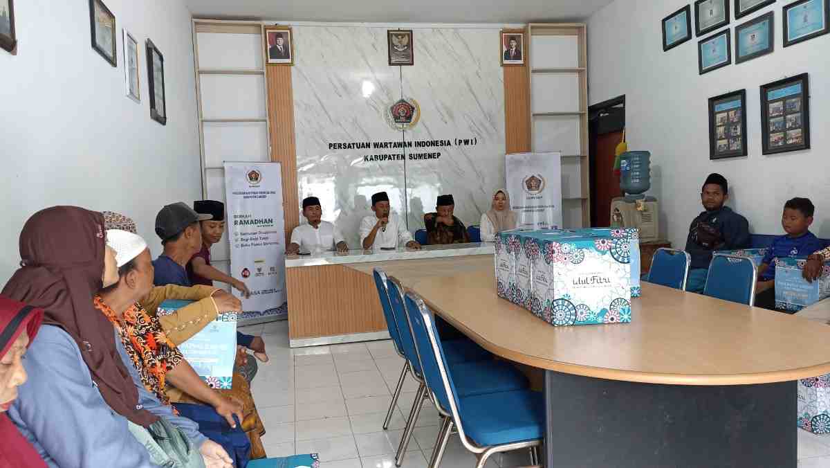 PWI Sumenep Santuni Penyandang Disabilitas dan Bagikan Takjil