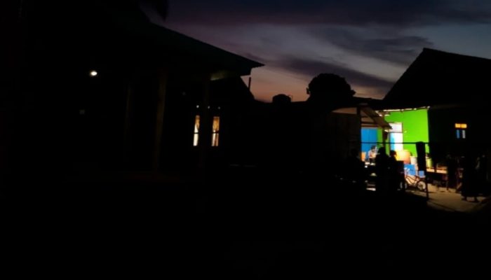 Menagih Cahaya di Pulau Saredeng Kecil: Empat Tahun Janji yang Membatu