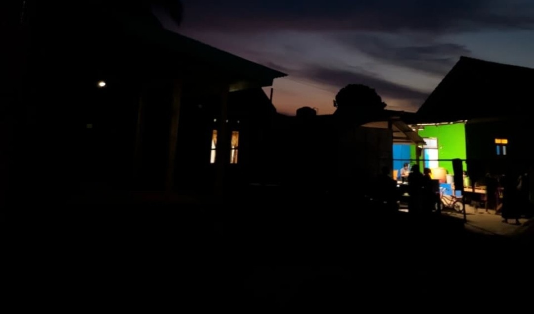 Menagih Cahaya di Pulau Saredeng Kecil: Empat Tahun Janji yang Membatu