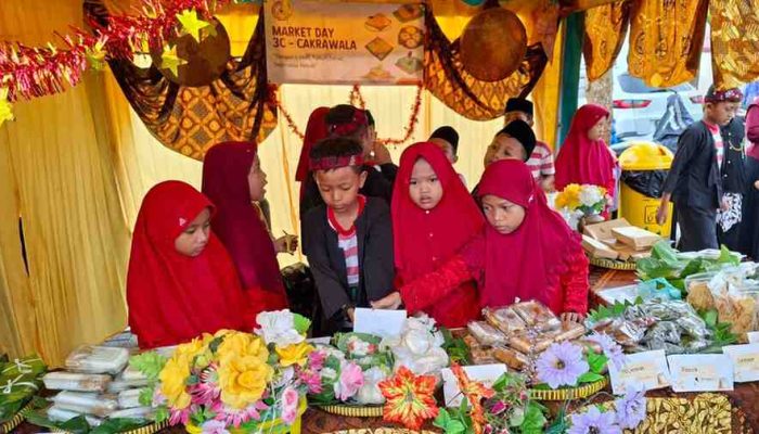 Belajar Bisnis Sejak SD, Siswa FIES Sumenep Praktik Langsung Lewat “Market Day”