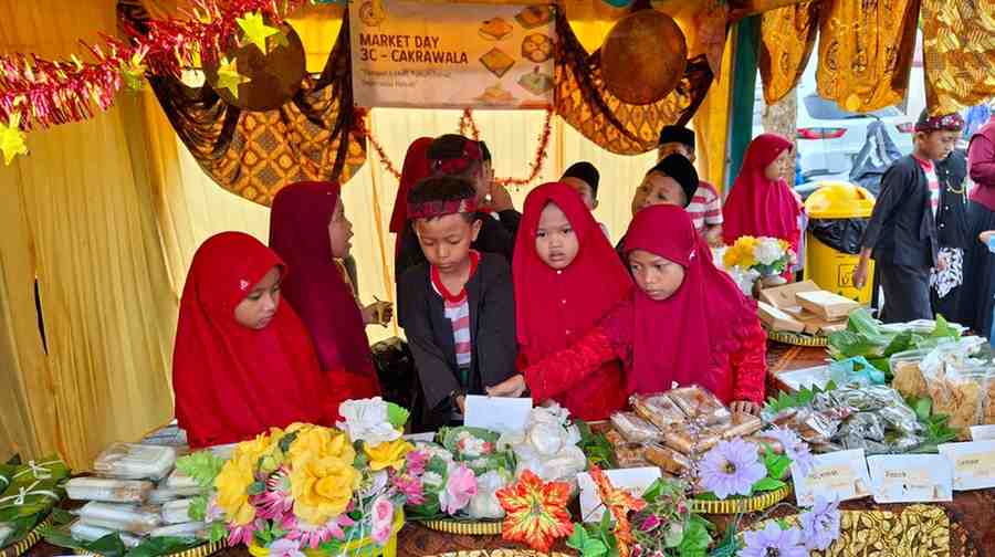 Belajar Bisnis Sejak SD, Siswa FIES Sumenep Praktik Langsung Lewat "Market Day"