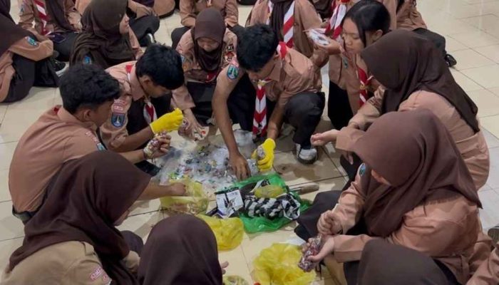 Mengolah Sampah Jadi Solusi, Mahasiswa S3 UM Gelar Pelatihan Takakura dan Ecobrick di SMKN 3 Malang