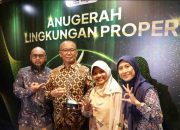 Kontraktor Kontrak Kerjasama (KKKS) Komitmen Kangean Energy Indonesia (KEI) Ltd terhadap keberlanjuan lingkungan terus menunjukkan bukti positif, berbagai langkah tak henti-hentinya dilakukan seperti inovasi, efisiensi penggunaan sumber daya, pemberdayaan masyarakat, serta kepatuhan terhadap regulasi. Bahkan, komitmen KEI tersebut mendapatkan apresiasid an penghargaan dari Kementerian Lingkungan Hidup/Badan Pengendalian Lingkungan Hidup sebagai PROPER Hijau -peringkat tinggi- dalam Program Penilaian Peringkat Kinerja Perusahaan dalam Pengelolaan Lingkungan Hidup yang diserahkan di Gedung Sasono Langen Budoyo, Jakarta, Selasa (07/04/2026). Presiden KEI Ltd, Didi Basuki menyatakan komitmennya untuk meningkatkan kinerja demi keberlanjutan lingkungan dan mengorientasikan program perusahaan yang lebih berdampa positif bagi masyarakat. Capaian yang diraih tersebut, menurutnya juga tidak terlepas dari kolaborasi berbagai sektor melalui Program Pelibatan dan Pengembangan Masyarakat (PPPM) terhadap masyarakat di daerah operasi KEI. "PROPER Hijau ini menjadi motivasi bagi perusahaan untuk meningkatkan kinerja keberlanjutan lingkungan dan memperkuat kolaborasi bersama masyarakat," tuturnya. Sehingga, pihaknya akan terus berupaya untuk menjadikan KEI sebagai KKKS atau perusahaan energi yang bertanggung jawab dalam menjaga kelestarian lingkungan dan mendukung pembangunan berkelanjutan (sustinable development). "Kami berkomitmen tidak hanya fokus pada peningkatab produksi, melainkan tanggung jawab dalam menjaga kelestarian lingkungan dan mendukung pembangunan berkelanjutan," tegasnya. Sementara, Satuan Kerja Khusus Pelaksana Kegiatan Usaha Hulu Minya dan Gas Bumi Wilayah Jawa, Bali, dan Nusa Tenggara (SKK Migas Jabanusa), Tenggara Anggono Mahendrawan memberikan apresiasi terhadap capaian KKKS KEI tersebut. Menurutnya, kegiatan industri hulu migas harus memperhatikan aspek teknis sekaligus pengelolaan lingkungan secara berkelanjutan, mengingat, tanggung jawab pengelolaan lingkungan bukan hanya kewajiban regulasi, melainkan sudah menjadi budaya. "SKK Migas akan terus mendorong KKKS agar tidak hanya berorientasi pada produksi, tetapi juga menerapkan standar pengelolaan lingkunggan yang tinggi," tandasnya. Hal itu sejalan dengan upaya menjaga keberlanjutan lingkungan dann sumber daya energi, serta pengembangan masyarakat.