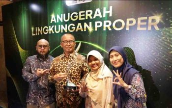 Kontraktor Kontrak Kerjasama (KKKS) Komitmen Kangean Energy Indonesia (KEI) Ltd terhadap keberlanjuan lingkungan terus menunjukkan bukti positif, berbagai langkah tak henti-hentinya dilakukan seperti inovasi, efisiensi penggunaan sumber daya, pemberdayaan masyarakat, serta kepatuhan terhadap regulasi. Bahkan, komitmen KEI tersebut mendapatkan apresiasid an penghargaan dari Kementerian Lingkungan Hidup/Badan Pengendalian Lingkungan Hidup sebagai PROPER Hijau -peringkat tinggi- dalam Program Penilaian Peringkat Kinerja Perusahaan dalam Pengelolaan Lingkungan Hidup yang diserahkan di Gedung Sasono Langen Budoyo, Jakarta, Selasa (07/04/2026). Presiden KEI Ltd, Didi Basuki menyatakan komitmennya untuk meningkatkan kinerja demi keberlanjutan lingkungan dan mengorientasikan program perusahaan yang lebih berdampa positif bagi masyarakat. Capaian yang diraih tersebut, menurutnya juga tidak terlepas dari kolaborasi berbagai sektor melalui Program Pelibatan dan Pengembangan Masyarakat (PPPM) terhadap masyarakat di daerah operasi KEI. "PROPER Hijau ini menjadi motivasi bagi perusahaan untuk meningkatkan kinerja keberlanjutan lingkungan dan memperkuat kolaborasi bersama masyarakat," tuturnya. Sehingga, pihaknya akan terus berupaya untuk menjadikan KEI sebagai KKKS atau perusahaan energi yang bertanggung jawab dalam menjaga kelestarian lingkungan dan mendukung pembangunan berkelanjutan (sustinable development). "Kami berkomitmen tidak hanya fokus pada peningkatab produksi, melainkan tanggung jawab dalam menjaga kelestarian lingkungan dan mendukung pembangunan berkelanjutan," tegasnya. Sementara, Satuan Kerja Khusus Pelaksana Kegiatan Usaha Hulu Minya dan Gas Bumi Wilayah Jawa, Bali, dan Nusa Tenggara (SKK Migas Jabanusa), Tenggara Anggono Mahendrawan memberikan apresiasi terhadap capaian KKKS KEI tersebut. Menurutnya, kegiatan industri hulu migas harus memperhatikan aspek teknis sekaligus pengelolaan lingkungan secara berkelanjutan, mengingat, tanggung jawab pengelolaan lingkungan bukan hanya kewajiban regulasi, melainkan sudah menjadi budaya. "SKK Migas akan terus mendorong KKKS agar tidak hanya berorientasi pada produksi, tetapi juga menerapkan standar pengelolaan lingkunggan yang tinggi," tandasnya. Hal itu sejalan dengan upaya menjaga keberlanjutan lingkungan dann sumber daya energi, serta pengembangan masyarakat.