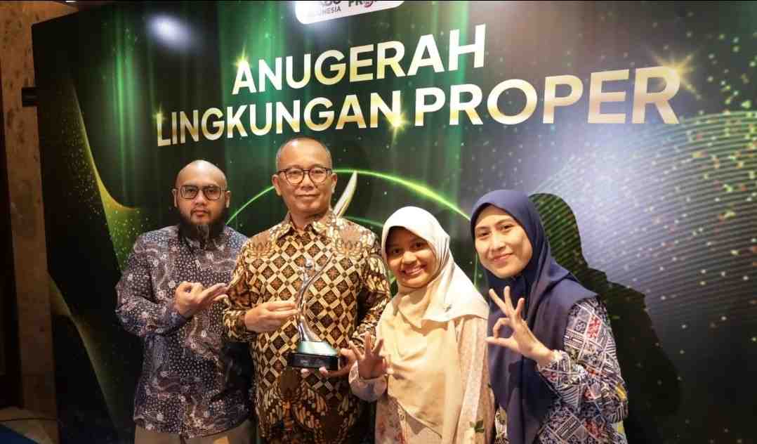 Kontraktor Kontrak Kerjasama (KKKS) Komitmen Kangean Energy Indonesia (KEI) Ltd terhadap keberlanjuan lingkungan terus menunjukkan bukti positif, berbagai langkah tak henti-hentinya dilakukan seperti inovasi, efisiensi penggunaan sumber daya, pemberdayaan masyarakat, serta kepatuhan terhadap regulasi. Bahkan, komitmen KEI tersebut mendapatkan apresiasid an penghargaan dari Kementerian Lingkungan Hidup/Badan Pengendalian Lingkungan Hidup sebagai PROPER Hijau -peringkat tinggi- dalam Program Penilaian Peringkat Kinerja Perusahaan dalam Pengelolaan Lingkungan Hidup yang diserahkan di Gedung Sasono Langen Budoyo, Jakarta, Selasa (07/04/2026). Presiden KEI Ltd, Didi Basuki menyatakan komitmennya untuk meningkatkan kinerja demi keberlanjutan lingkungan dan mengorientasikan program perusahaan yang lebih berdampa positif bagi masyarakat. Capaian yang diraih tersebut, menurutnya juga tidak terlepas dari kolaborasi berbagai sektor melalui Program Pelibatan dan Pengembangan Masyarakat (PPPM) terhadap masyarakat di daerah operasi KEI. "PROPER Hijau ini menjadi motivasi bagi perusahaan untuk meningkatkan kinerja keberlanjutan lingkungan dan memperkuat kolaborasi bersama masyarakat," tuturnya. Sehingga, pihaknya akan terus berupaya untuk menjadikan KEI sebagai KKKS atau perusahaan energi yang bertanggung jawab dalam menjaga kelestarian lingkungan dan mendukung pembangunan berkelanjutan (sustinable development). "Kami berkomitmen tidak hanya fokus pada peningkatab produksi, melainkan tanggung jawab dalam menjaga kelestarian lingkungan dan mendukung pembangunan berkelanjutan," tegasnya. Sementara, Satuan Kerja Khusus Pelaksana Kegiatan Usaha Hulu Minya dan Gas Bumi Wilayah Jawa, Bali, dan Nusa Tenggara (SKK Migas Jabanusa), Tenggara Anggono Mahendrawan memberikan apresiasi terhadap capaian KKKS KEI tersebut. Menurutnya, kegiatan industri hulu migas harus memperhatikan aspek teknis sekaligus pengelolaan lingkungan secara berkelanjutan, mengingat, tanggung jawab pengelolaan lingkungan bukan hanya kewajiban regulasi, melainkan sudah menjadi budaya. "SKK Migas akan terus mendorong KKKS agar tidak hanya berorientasi pada produksi, tetapi juga menerapkan standar pengelolaan lingkunggan yang tinggi," tandasnya. Hal itu sejalan dengan upaya menjaga keberlanjutan lingkungan dann sumber daya energi, serta pengembangan masyarakat.