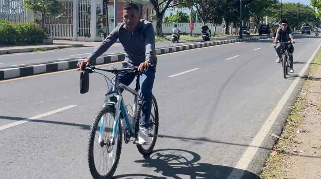 Fraksi PDIP DPRD Sumenep Kampanyekan Hemat BBM Lewat Gerakan Bersepeda ke Kantor